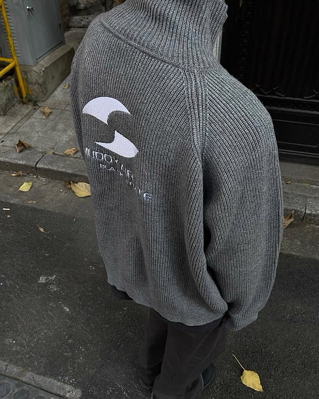 エンブロイダリロゴカーディガン M008