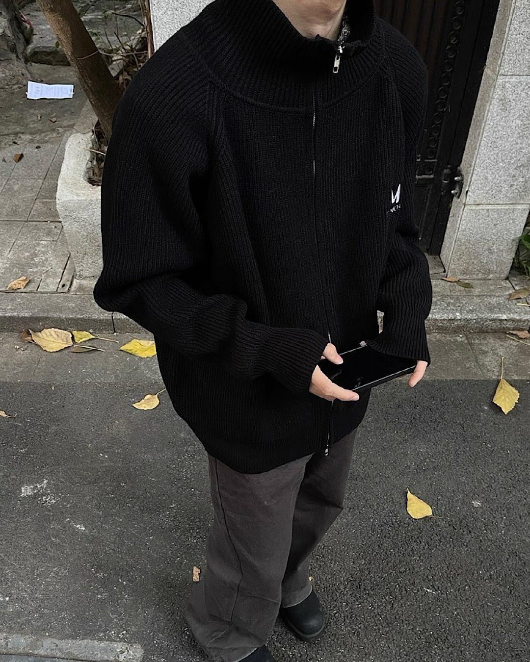 エンブロイダリロゴカーディガン M008