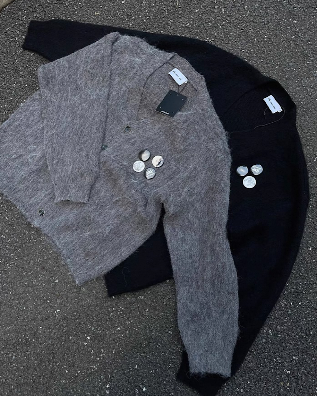 缶バッチ付ニットカーディガン M018
