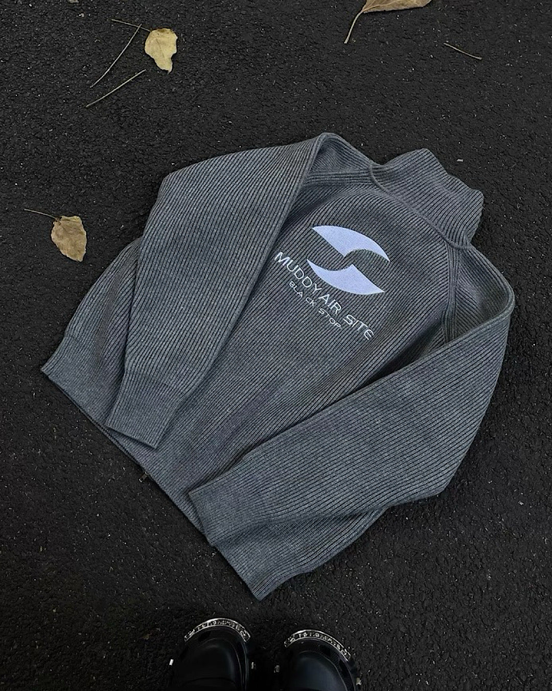 エンブロイダリロゴカーディガン M008