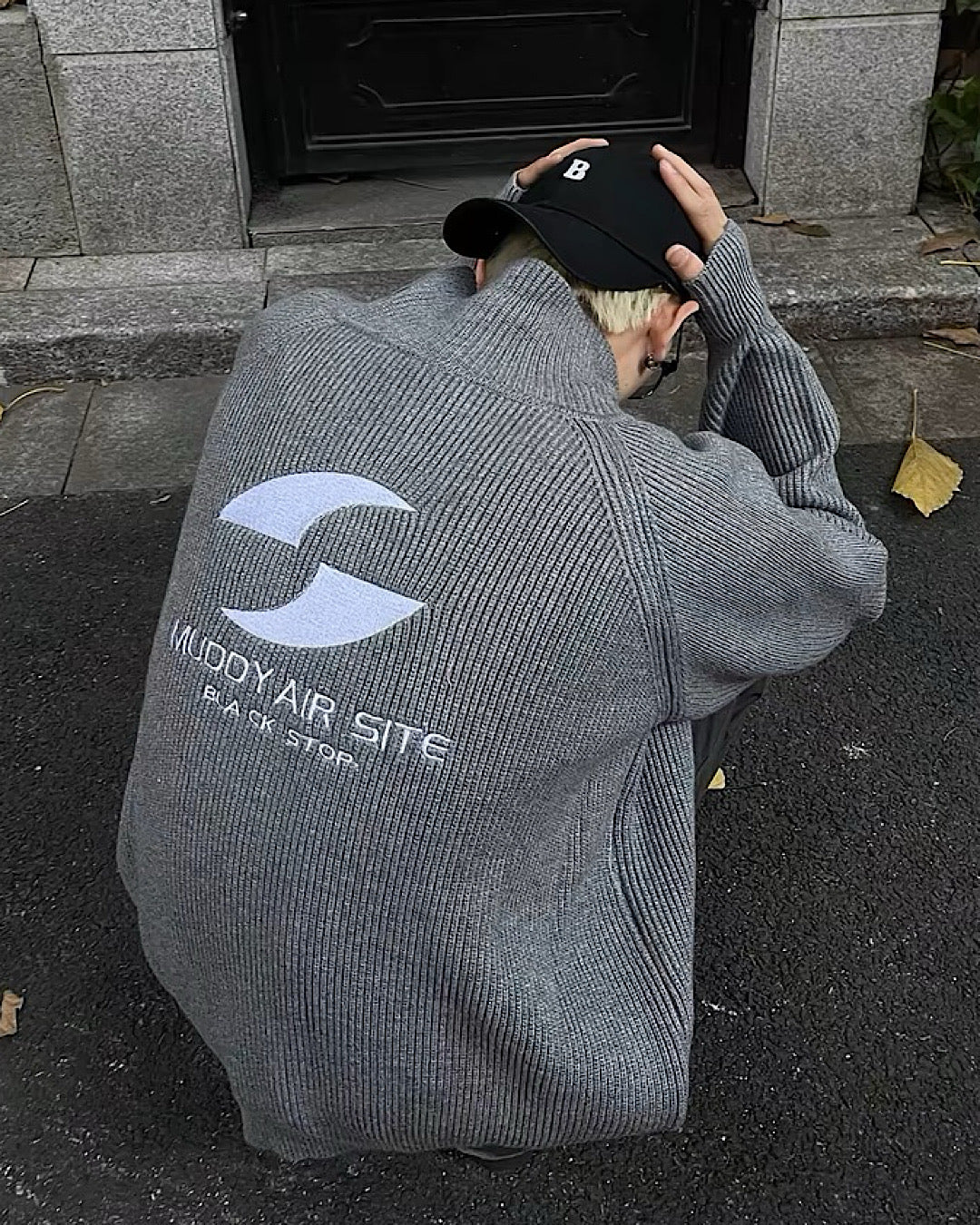 エンブロイダリロゴカーディガン M008