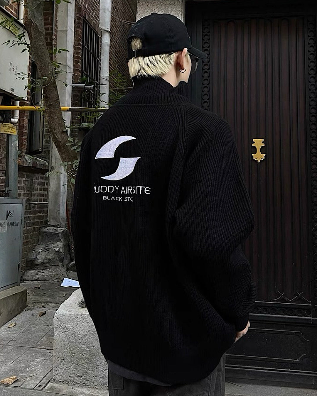 エンブロイダリロゴカーディガン M008