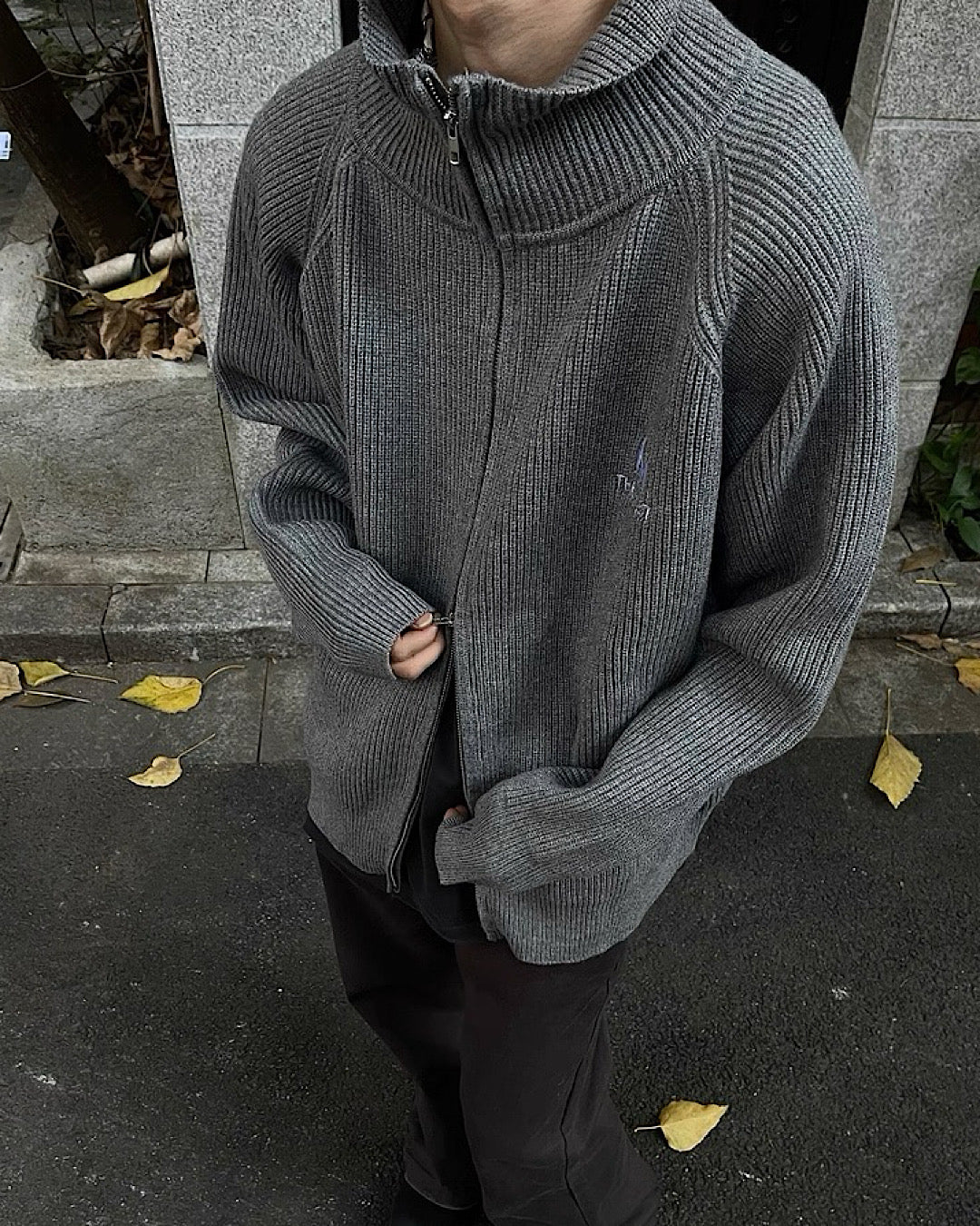 エンブロイダリロゴカーディガン M008