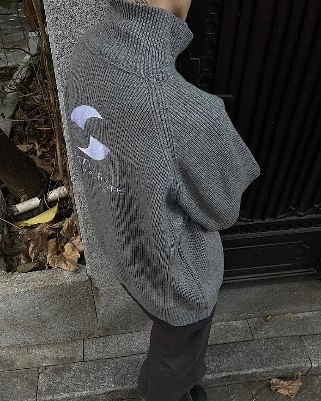 エンブロイダリロゴカーディガン M008