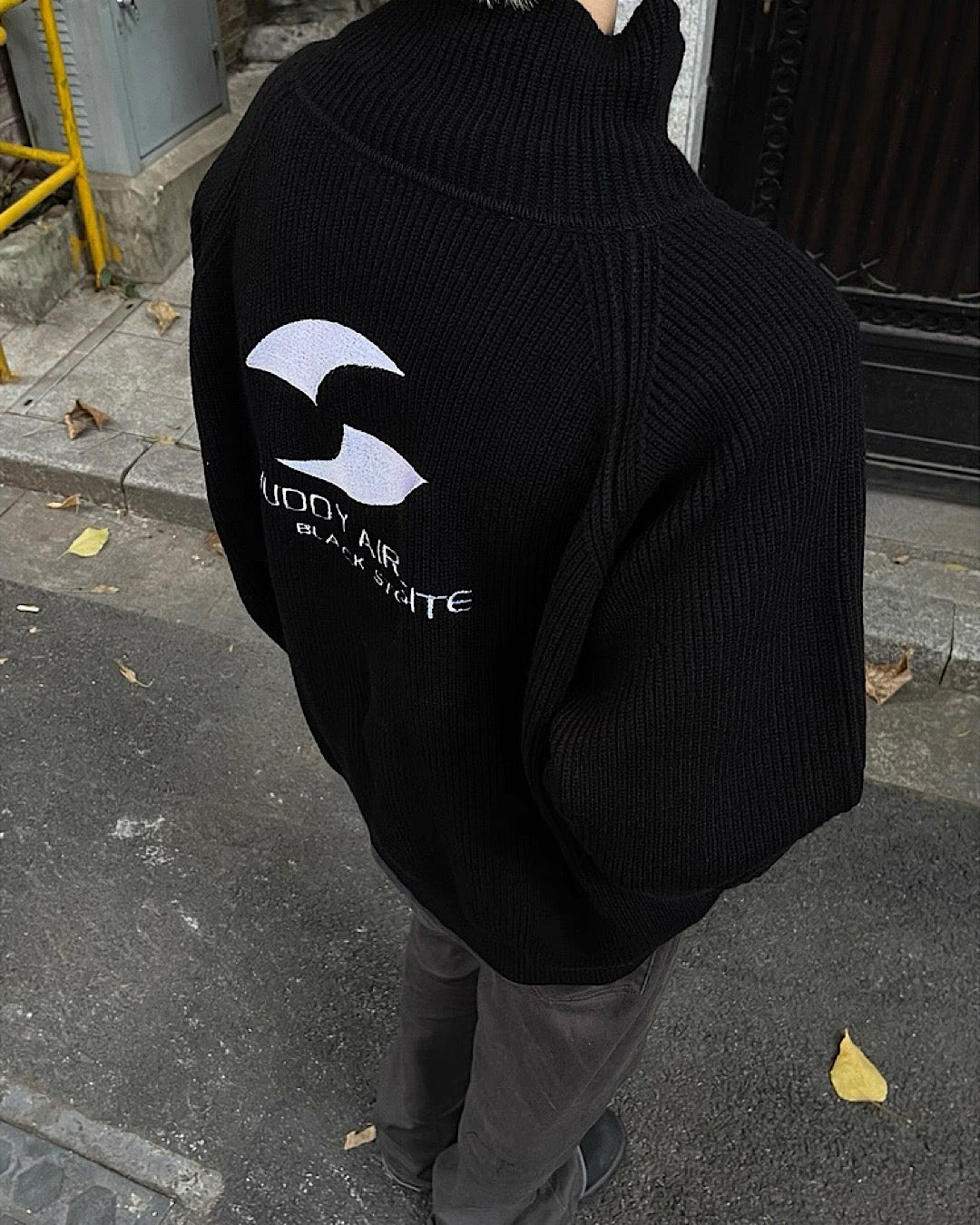 エンブロイダリロゴカーディガン M008