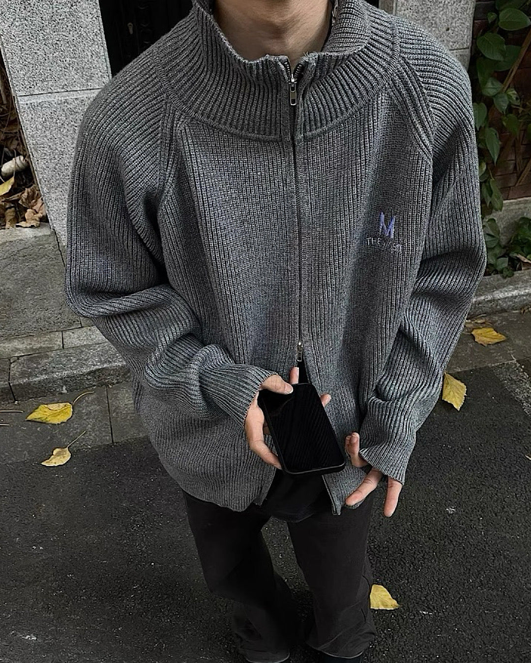 エンブロイダリロゴカーディガン M008