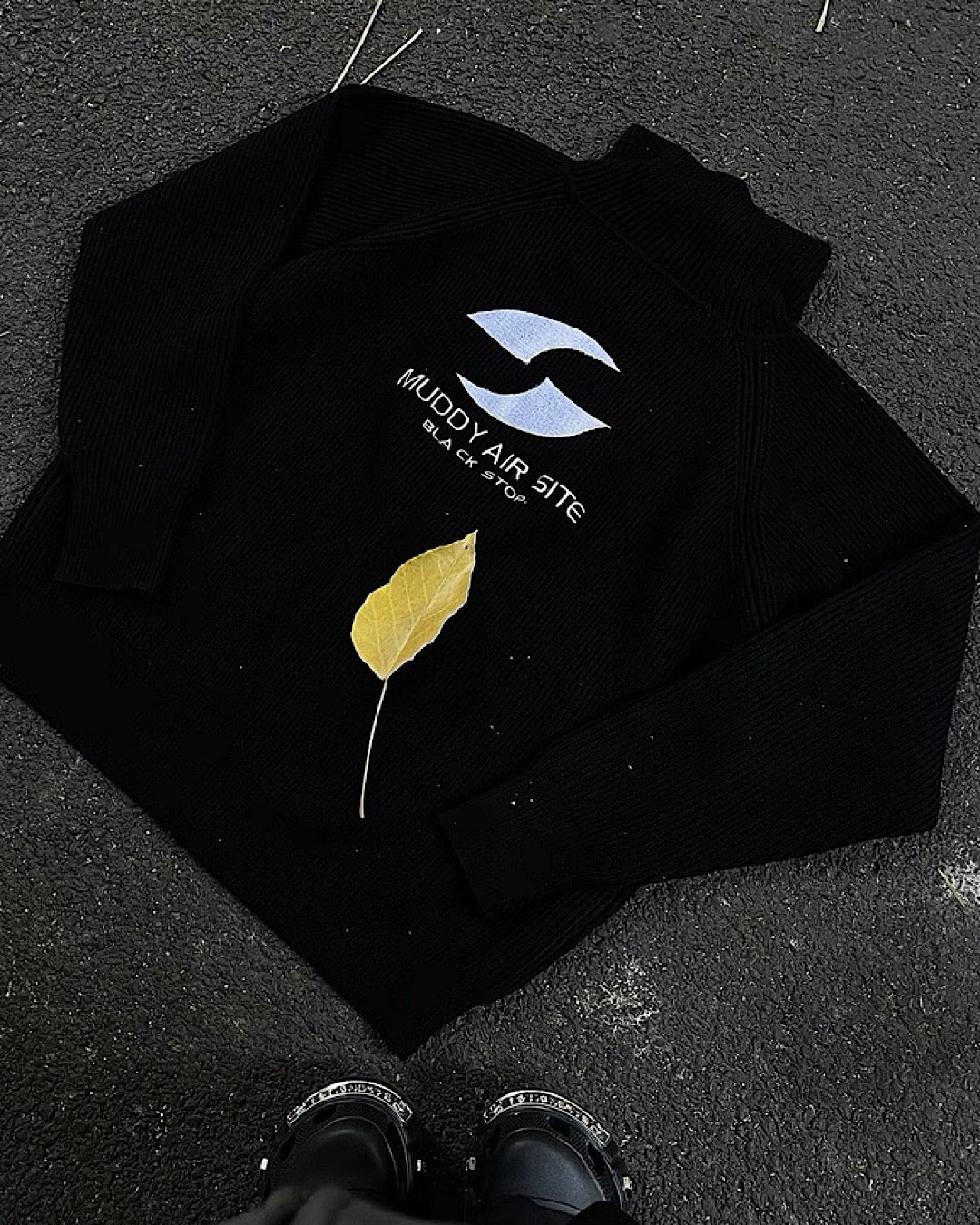 エンブロイダリロゴカーディガン M008