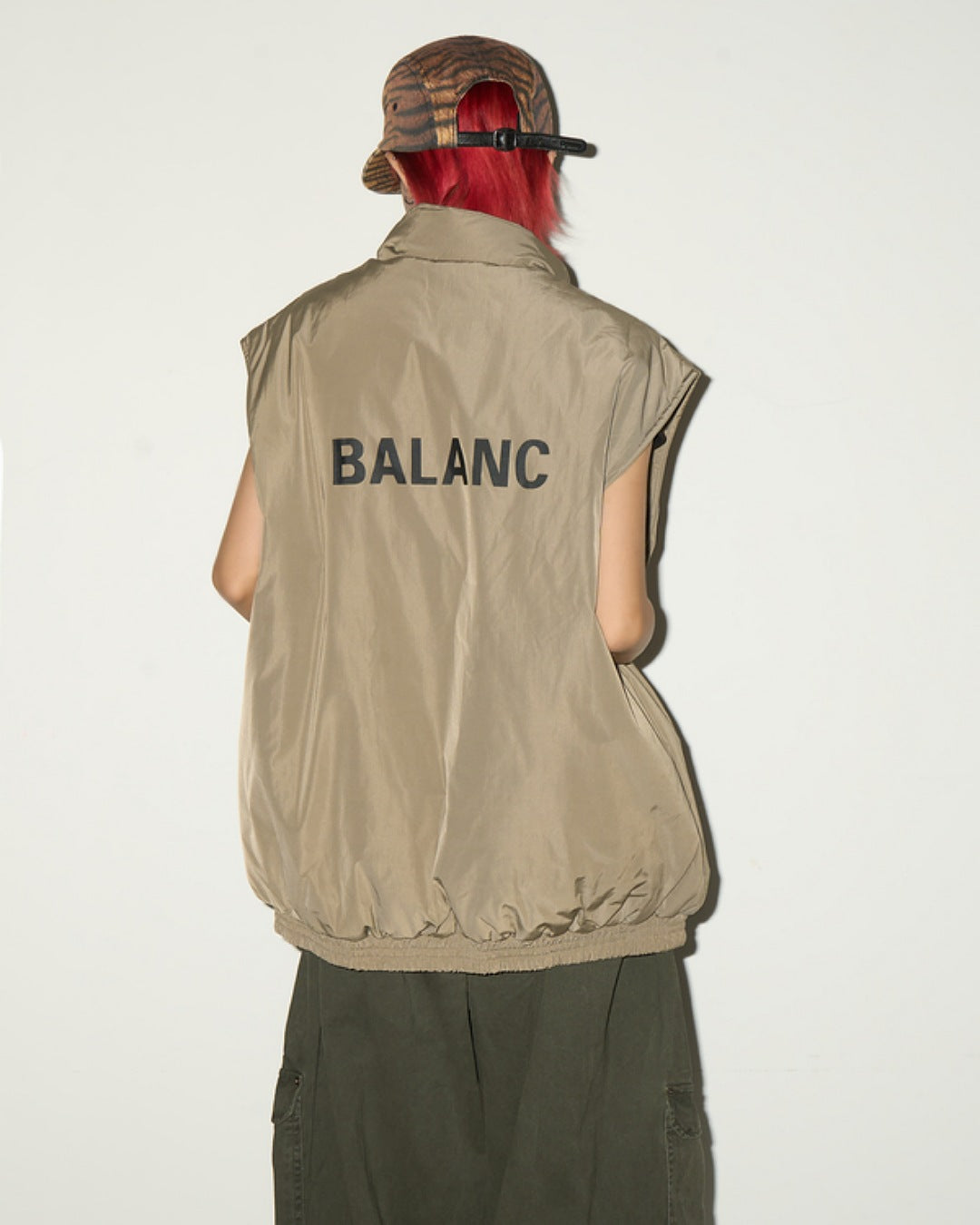 スタンドカラーバックプリントベスト SL773